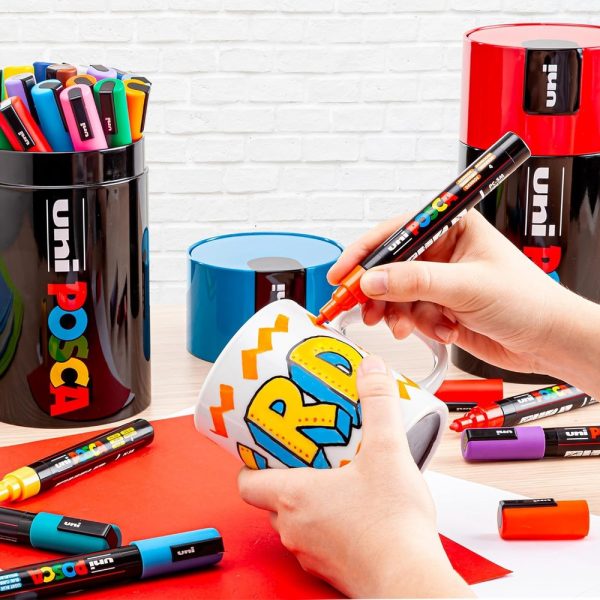 Uniposca Set Completo con 18 Pennarelli Acrilici Assortiti,Punta Media 2,5mm in Box Regalo - immagine 2